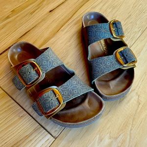 Women’s Birkenstock sandals. Used very little. Great condition. Clean.